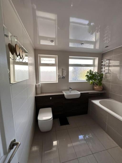 Formby, Spacious True Bungalow Steps From Beach Экстерьер фото