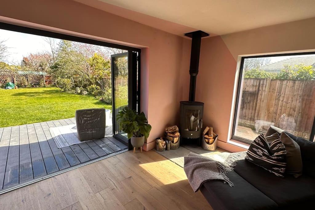 Formby, Spacious True Bungalow Steps From Beach Экстерьер фото